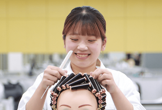 生徒がヘアカットしている写真